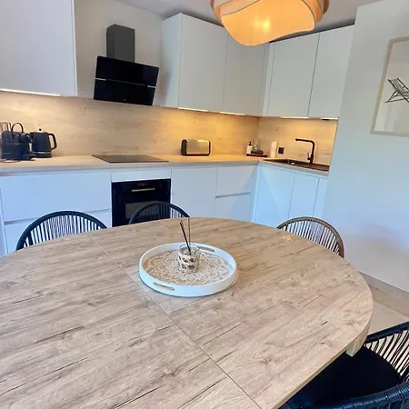 Apartment La Siesta 6 Personnes Bord De Et Piscine, Terrasse De 30m2 Gassin